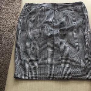 Houndstooth wool skirt like new. Only worn 4x.